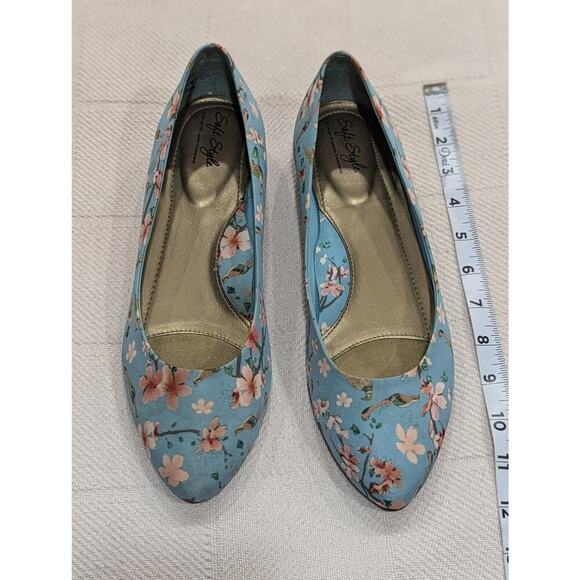 Pretty "Darlene" sky blue flats w/foral and bird pattern by Soft Style size 10 - Picture 1 of 7
